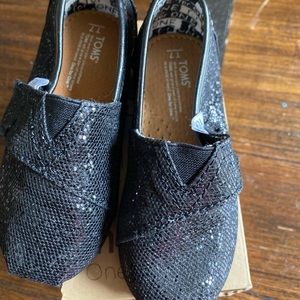 Black shiny toms